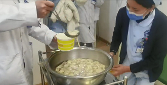貴州白癜風(fēng)醫(yī)院暖意融融迎冬至、送餃子活動